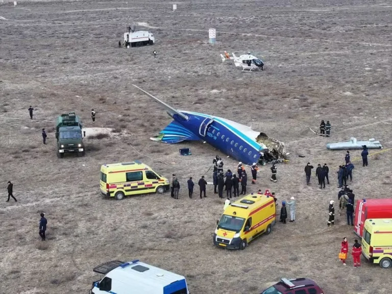 VÍDEO: Avião da Embraer com mais de 60 pessoas cai no Cazaquistão