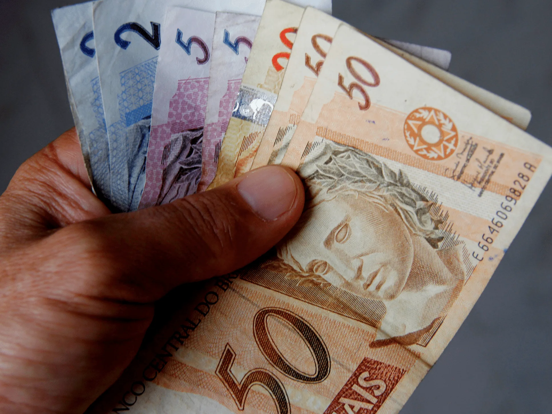 Governo publica decreto que oficializa reajuste do salário mínimo para R$ 1.621 em 2026