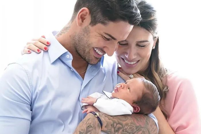 Alexandre Pato mostra foto rara do filho e diz que é "a cara do Silvio Santos"