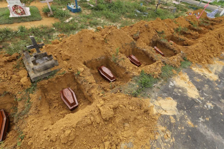 Enterro dos fetos ocorreu no cemitério Nossa Senhora Aparecida, no bairro Tarumã, Zona Oeste de Manaus, com o auxílio do SOS Funeral, da Prefeitura