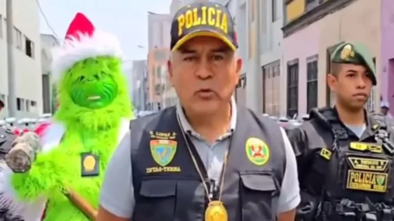 VÍDEO: Policial vestido de Grinch acaba com Natal de suspeitos de tráfico de drogas no Peru VÍDEO: Policial vestido de Grinch acaba com Natal de suspeitos de tráfico de drogas no Peru