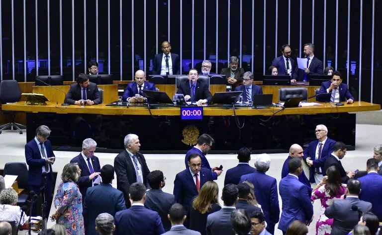 Câmara dos Deputados vai gastar mais de R$ 30 milhões com SUVs blindados, picapes e vans