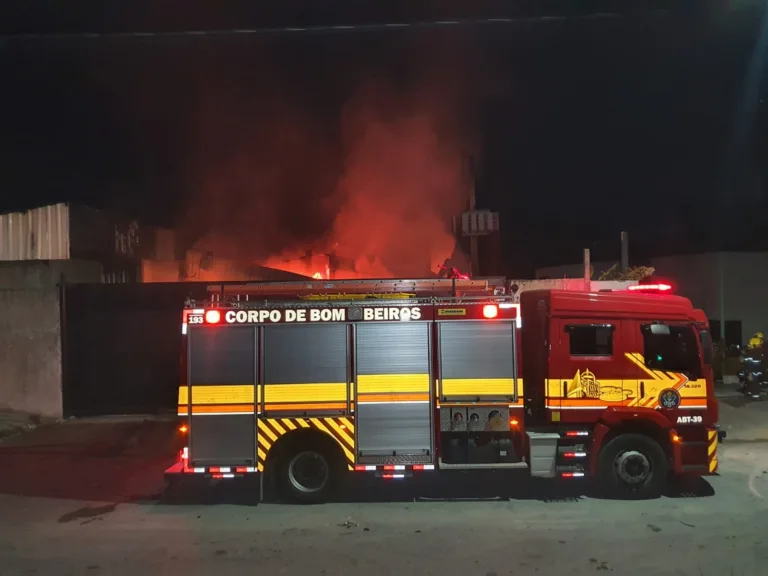 Incêndio mobilizou o Corpo de Bombeiros (Foto: Duílio Cândido/Rede Onda Digital)