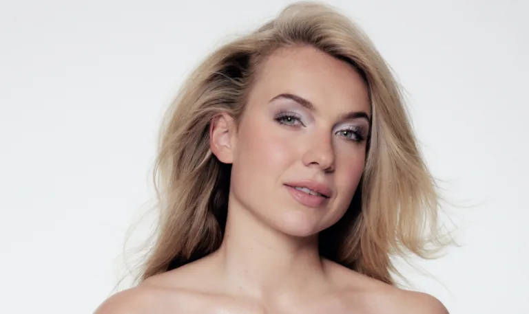 Patinadora holandesa Joy Beune posa nua e bate recorde de vendas da Playboy