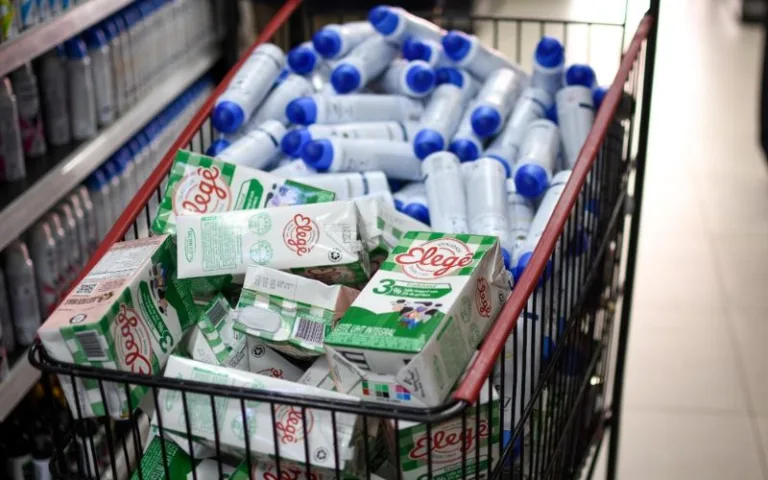 Mais de 80 produtos vencidos foram apreendidos em um supermercado, localizado na zona leste de Manaus, por fiscais do Instituto de Defesa