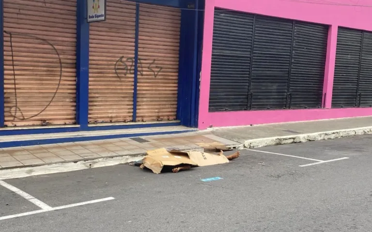 VÍDEO: Morador de rua é encontrado morto com cabeça esmagada no Centro de Manaus