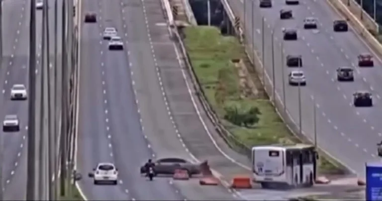 CHOCANTE: Ônibus causa acidente com carro e moto no DF; veja vídeo