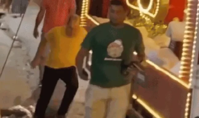VÍDEO: prefeito cai em buraco durante caravana de Natal