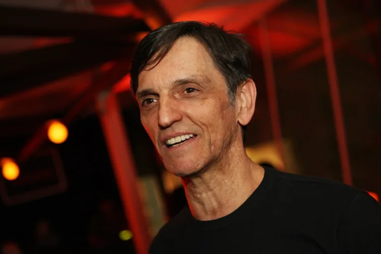 Cantor Paulo Miklos, dos Titãs, é internado em UTI em São Paulo