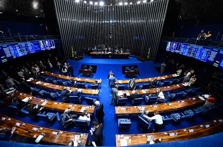 Alcolumbre reajusta e senadores recebem aumento no limite de gastos com viagens e propaganda
