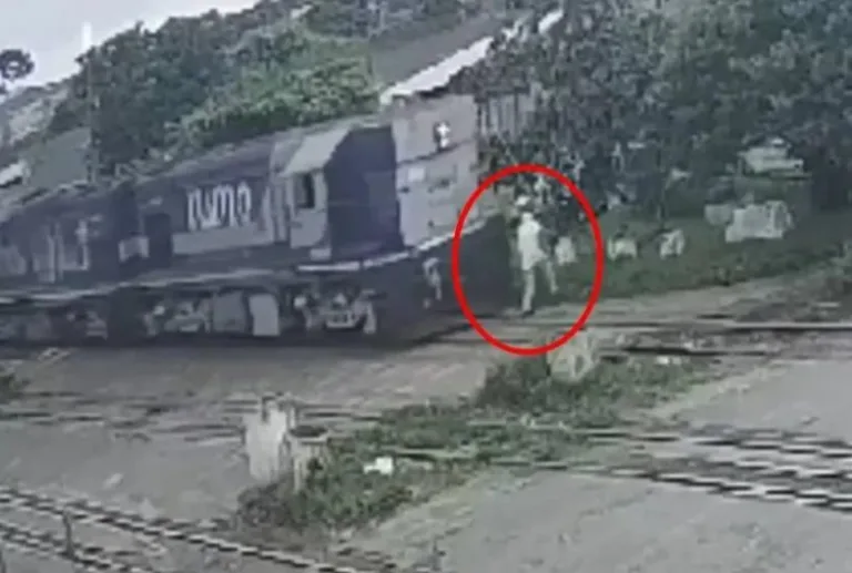 VÍDEO: Idoso sobrevive após ser atropelado por trem no interior do Paraná