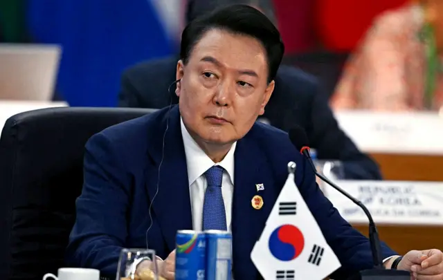 Presidente deposto da Coreia do Sul, Yoon Suk Yeol, é preso em casa