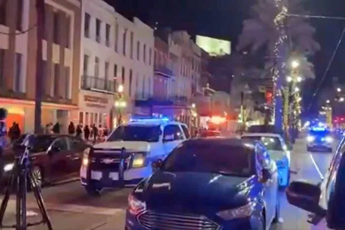 VÍDEOS: Veículo atropela multidão, deixa pelo menos 10 mortos e 30 feridos, em Nova Orleans