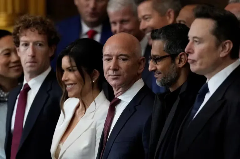 CEOs das empresas de tecnologia e bilionários comparecem à posse de Trump nos EUA