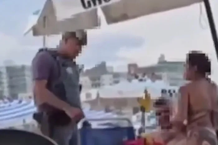 VÍDEO: PM interrompe casal "se pegando" em praia de SP