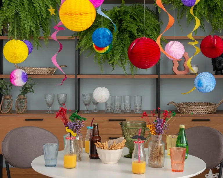 Decoração: Aprenda a fazer "lustres" de Carnaval sem gastar muito