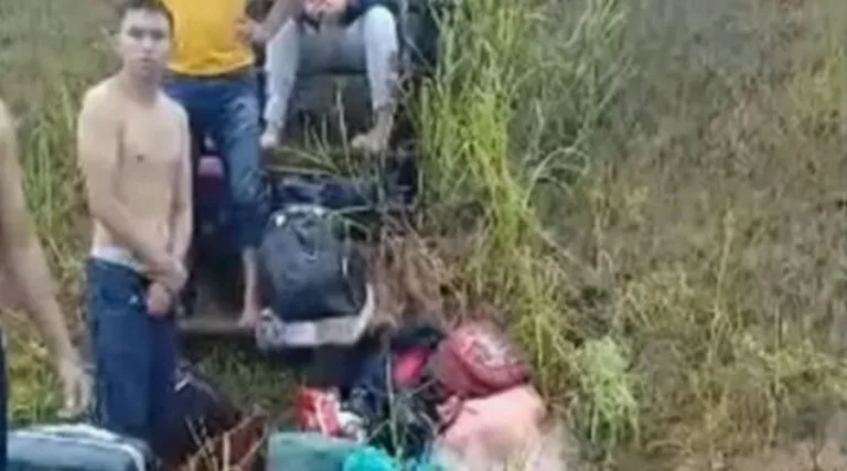 ancha de passageiros naufraga a caminho de Nhamundá, após bater em tronco submerso