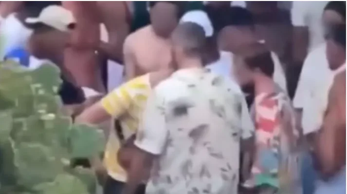 Vídeo mostra ‘surubão’ com mais de 30 homens na praia do Arpoador
