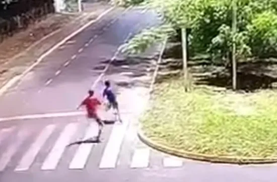 VÍDEO: Jovem espanca menino de 12 anos durante venda de trufas em MS