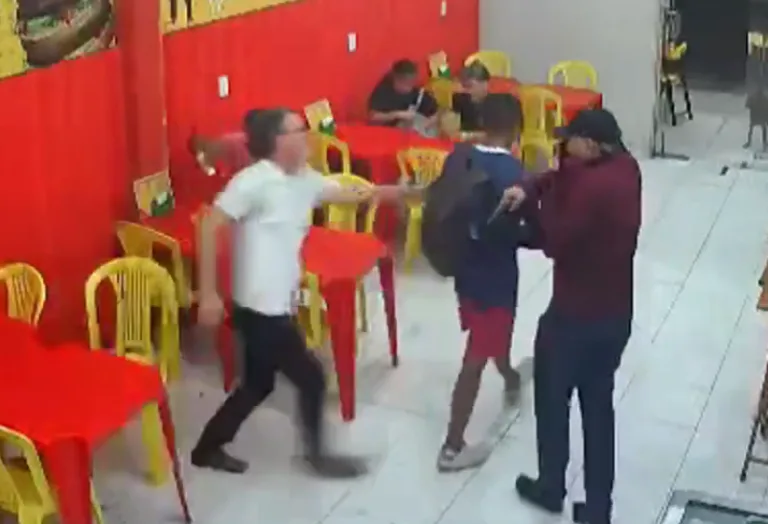 Criminosos disfarçados de clientes assaltam lanchonete em Manaus