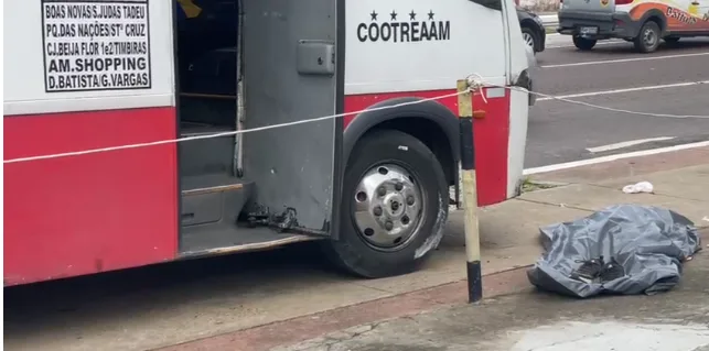 Micro-ônibus invade calçada e mata homem atropelado em Manaus
