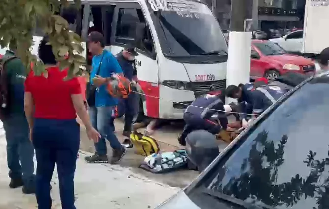 Homem ficou preso debaixo de micro-ônibus após ser atropelado em Manaus
