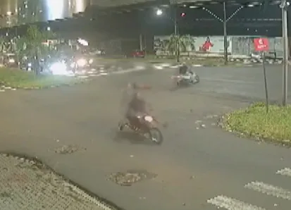 VÍDEO: Jovem cai de moto após batida, é deixada no meio da rua e atropelada por caminhonete