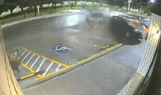 Motorista que bateu em 3 carros estava embriagado com 12 vezes o limite de álcool no sangue, diz perícia