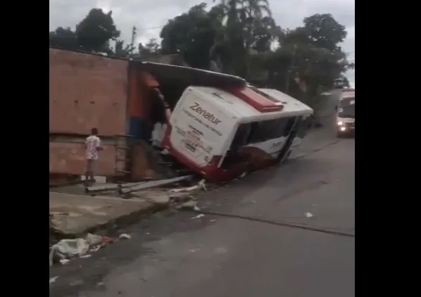 VÍDEO: Ônibus destrói casa, derruba fios de alta tensão e bloqueia rua em Manaus VÍDEO: Ônibus destrói casa, derruba fios de alta tensão e bloqueia rua em Manaus