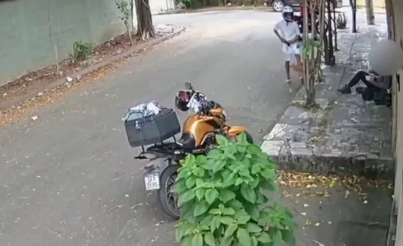 Motoboy tem moto e celular roubados enquanto almoçava no ES