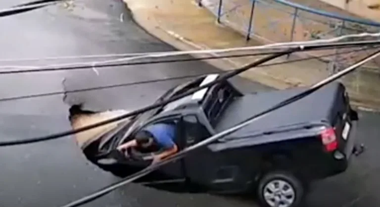 Carro cai em cratera após afundamento de pista em SP