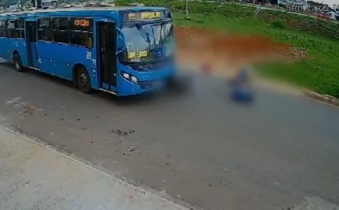 VÍDEO: Motociclista morre e passageiro fica gravemente ferido em colisão com ônibus