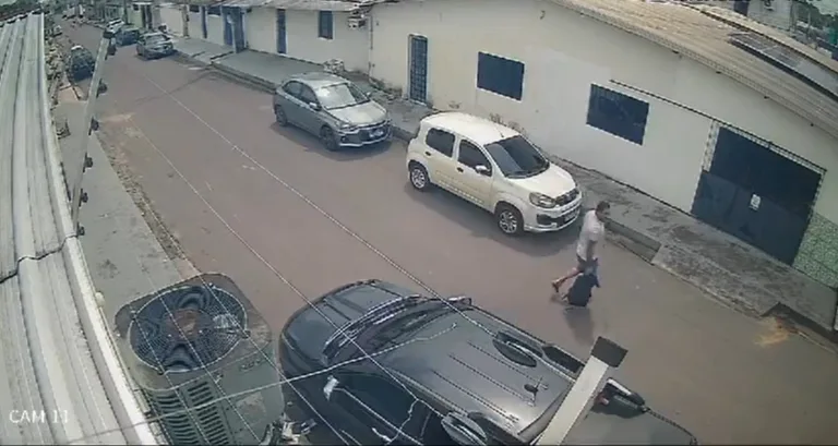 Carro é furtado por criminoso. (FOTO: Reprodução)