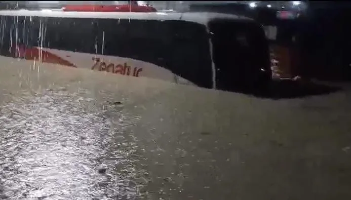 Forte chuva em Manaus inunda ruas e casas na madrugada deste domingo