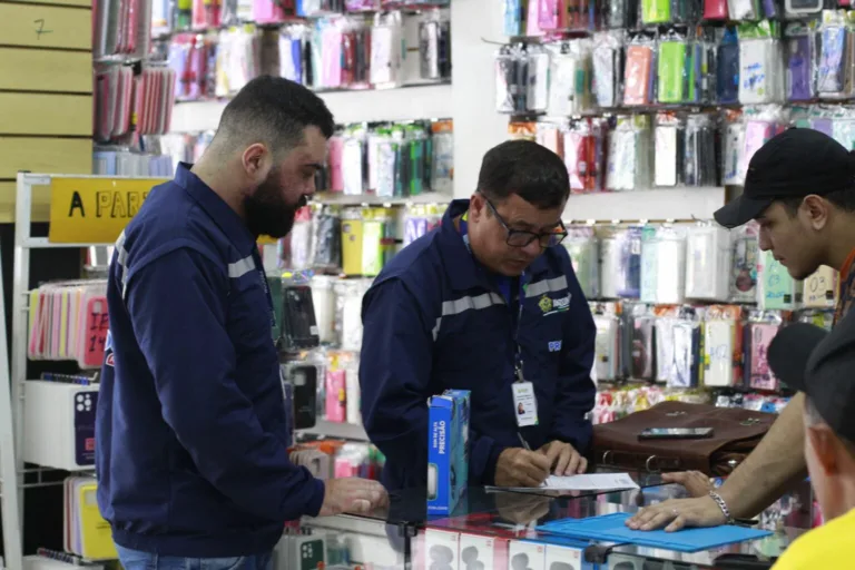 Fiscalização sendo feita em lojas de celulares de Manaus. (FOTO: Victor Levy/SSP-AM)