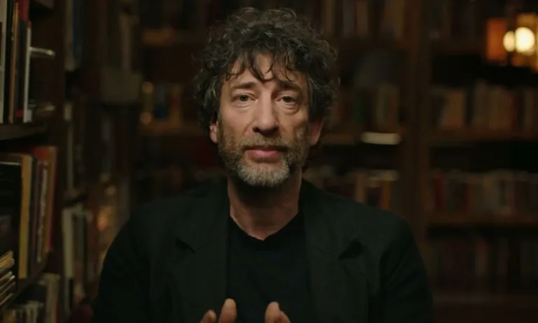 Neil Gaiman é o autor de várias séries. Sandman atualmente é exibida na Netflix