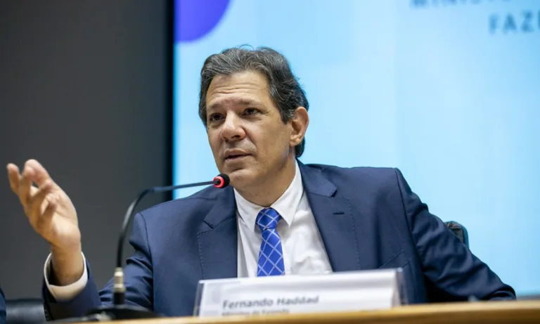 Haddad acusa Bolsonaro de envolvimento em crise do Pix