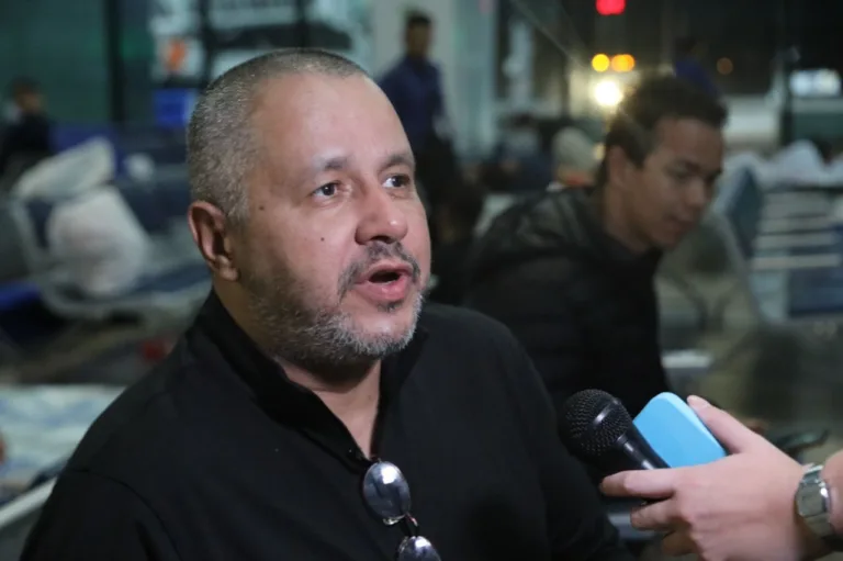 “Só tenho a agradecer”, diz deportado pelos EUA por assistência em Manaus