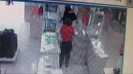 Câmeras flagraram momento do assalto. (VIDEO: Reprodução)