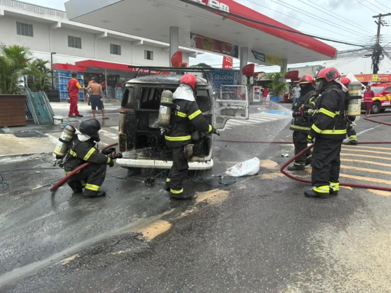 Kombi pega fogo em via pública (Foto: Divulgação/CBMAM)