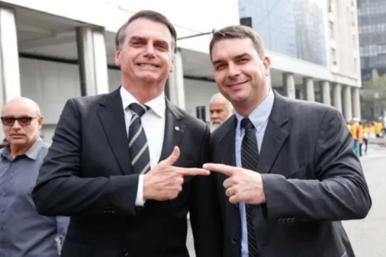 Flávio Bolsonaro ao lado do pai, o ex-presidente Jair Bolsonaro