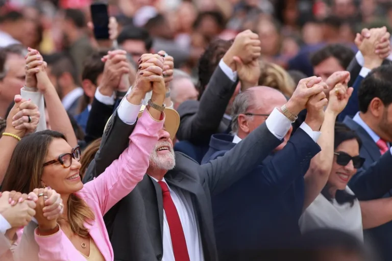 "Ainda estamos aqui": Lula exalta democracia em evento do 8 de Janeiro