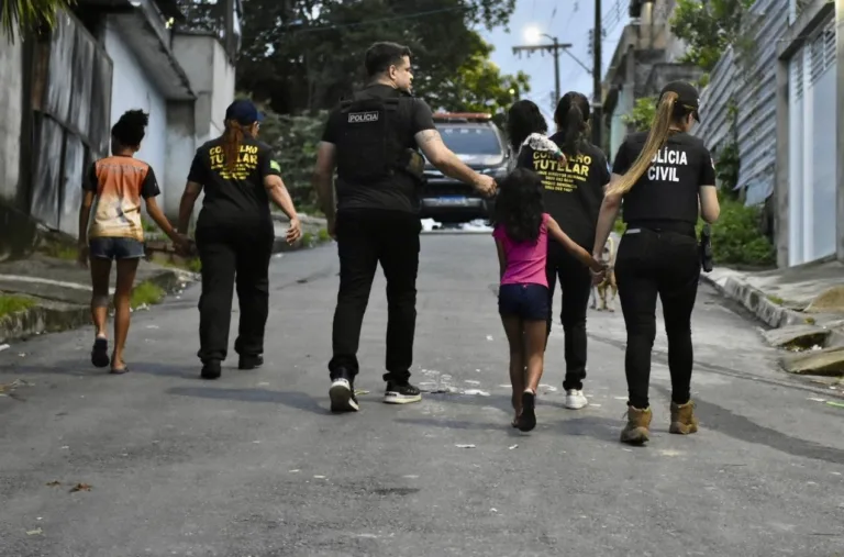 Mãe entregou filha de presente para marido estuprá-la em Manaus