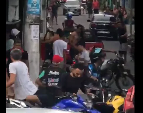 VÍDEO: Motociclistas apanham de criminosos após fazerem ‘grau’ em Manaus