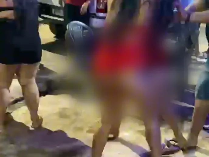 Mulher deixa tudo à mostra ao brigar sem calcinha no Amazonas