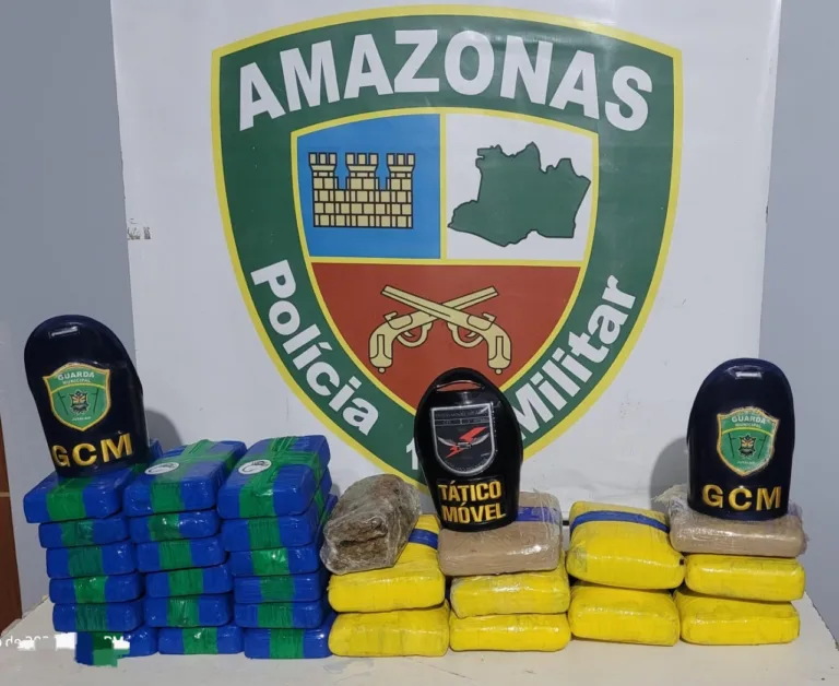 Passageiros fogem e abandonam 33 kg de drogas em balsa no porto de Jutaí