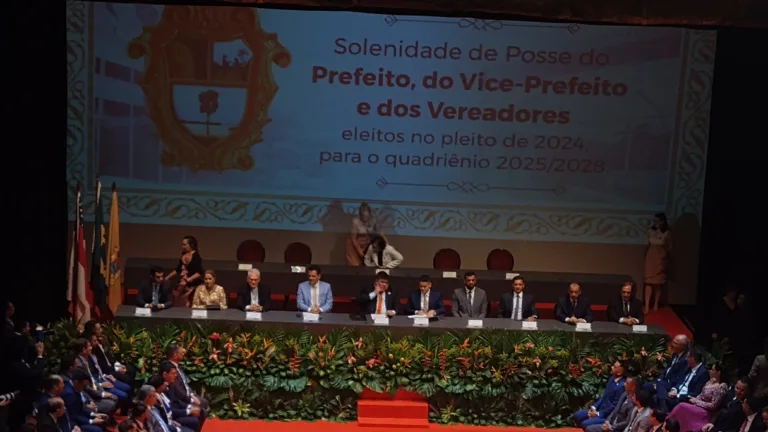 David Almeida assume prefeitura ao lado de Renato Junior