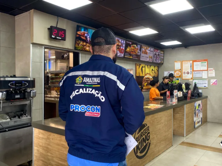 Rede de ‘fast food’ é notificada pelo Procon-AM após anunciar sanduíche de graça a advogados