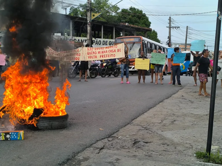 Moradores manifestam com cartazes após casas desabarem. (FOTO: Reprodução)
