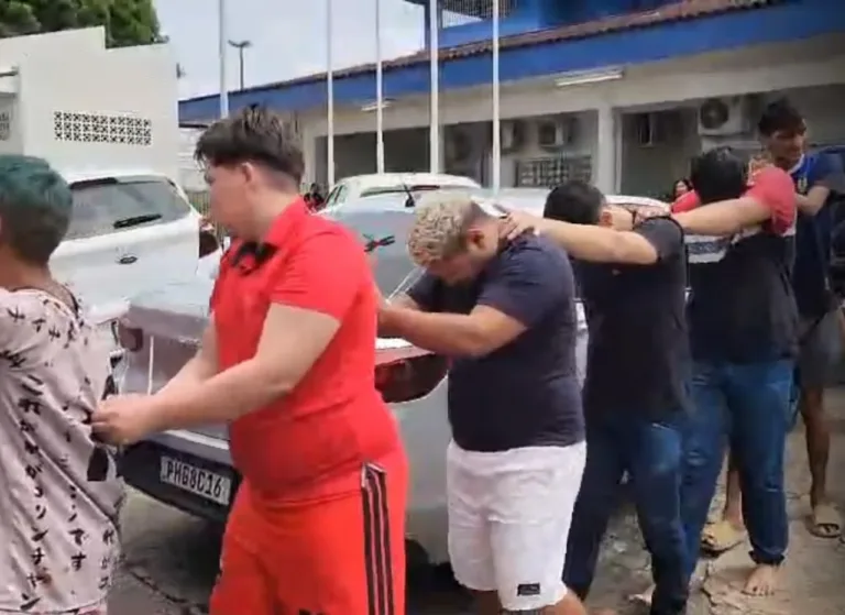 Roubos a tráfico de drogas: comboio com 14 presos é levado para audiência de custódia em Manaus